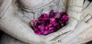 Mains de bouddha avec fleurs