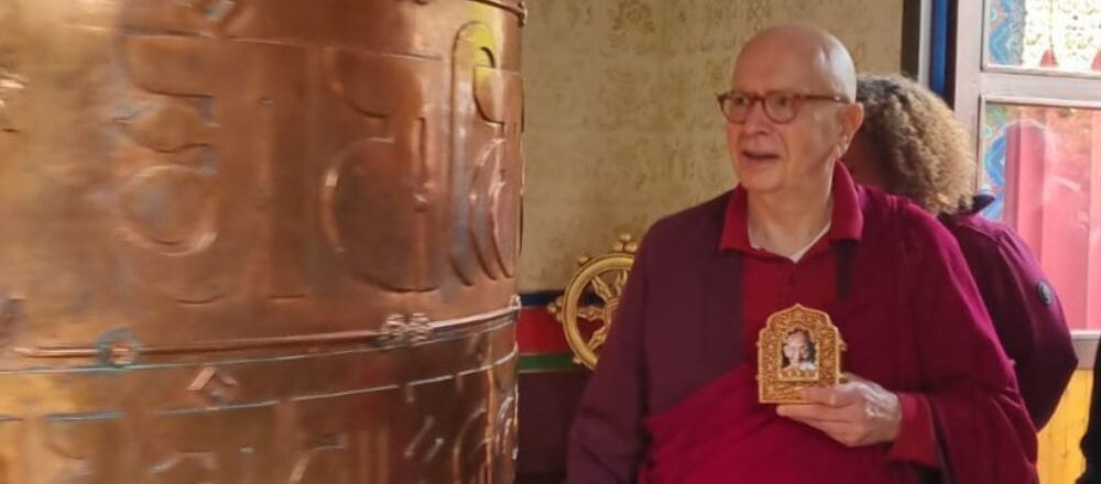 Denys Rinpoché entouré de lamas lors de la cérémonie de commémoration du parinirvana de Vajradhara Kalu Rinpoché et de la transmission du Yoga du Maître, au campus de Nigu Karma Ling en Avallon.
