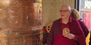 Denys Rinpoché entouré de lamas lors de la cérémonie de commémoration du parinirvana de Vajradhara Kalu Rinpoché et de la transmission du Yoga du Maître, au campus de Nigu Karma Ling en Avallon.