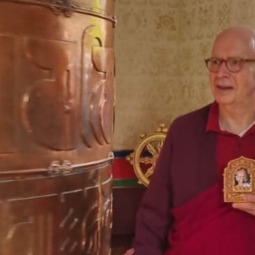 Denys Rinpoché entouré de lamas lors de la cérémonie de commémoration du parinirvana de Vajradhara Kalu Rinpoché et de la transmission du Yoga du Maître, au campus de Nigu Karma Ling en Avallon.