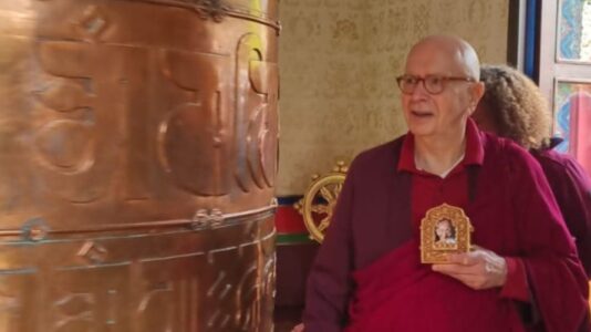 Denys Rinpoché entouré de lamas lors de la cérémonie de commémoration du parinirvana de Vajradhara Kalu Rinpoché et de la transmission du Yoga du Maître, au campus de Nigu Karma Ling en Avallon.