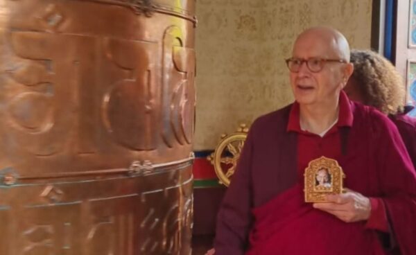 Denys Rinpoché entouré de lamas lors de la cérémonie de commémoration du parinirvana de Vajradhara Kalu Rinpoché et de la transmission du Yoga du Maître, au campus de Nigu Karma Ling en Avallon.