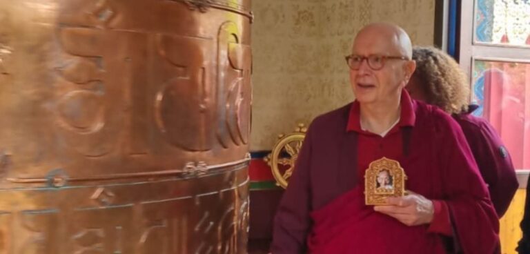 Denys Rinpoché entouré de lamas lors de la cérémonie de commémoration du parinirvana de Vajradhara Kalu Rinpoché et de la transmission du Yoga du Maître, au campus de Nigu Karma Ling en Avallon.