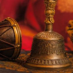 Damaru, cloche et kangling — instruments rituels de la pratique du Chöd à Karma Ling