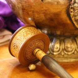 Moulin à prières tibétain en bronze doré — cycle de préparation L3C3, pratiques Ngöndro du Vajrayāna à Karma Ling